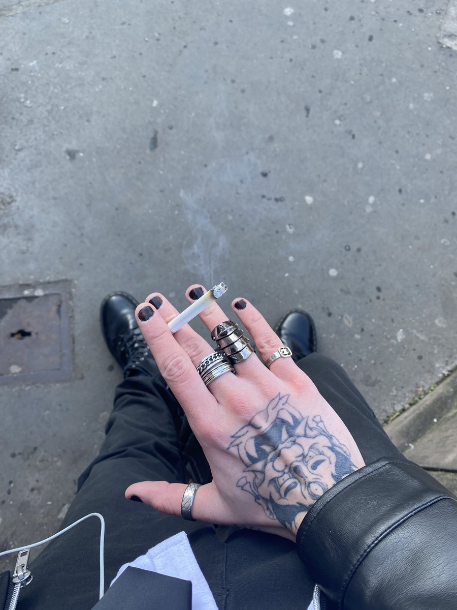 j’ai remis du vernis ptn j’avais pas fait ça depuis 1 an il est ignoble mdrrrr