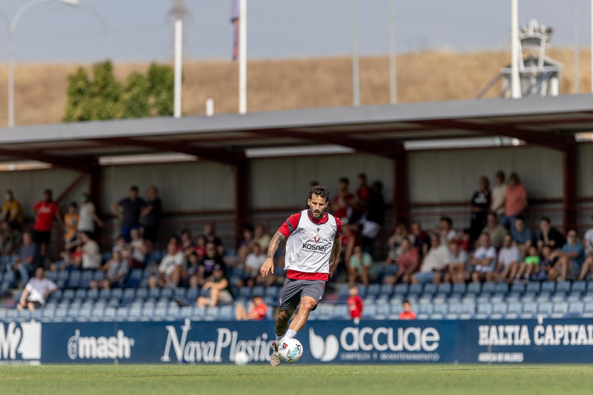 Osasuna's tweet photo. 🏋️‍♂️ Osasuna cerrará el 2025 con 214 sesiones de entrenamiento, 174 a puerta abierta.

El equipo rojillo ha desarrollado el 81’31% de entrenamientos del año con presencia de aficionados

https://t.co/qoFxUSK547 https://t.co/wcncfHMcw8