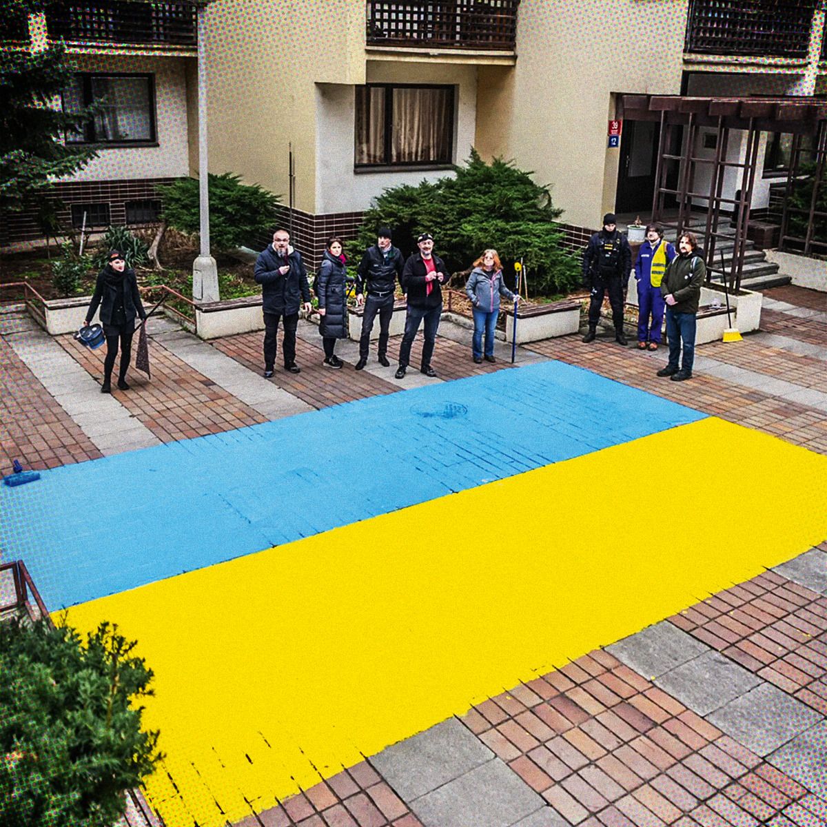 Activists painted a Ukrainian flag in the apartment complex of the Russian embassy in Prague.
🇺🇦🫡