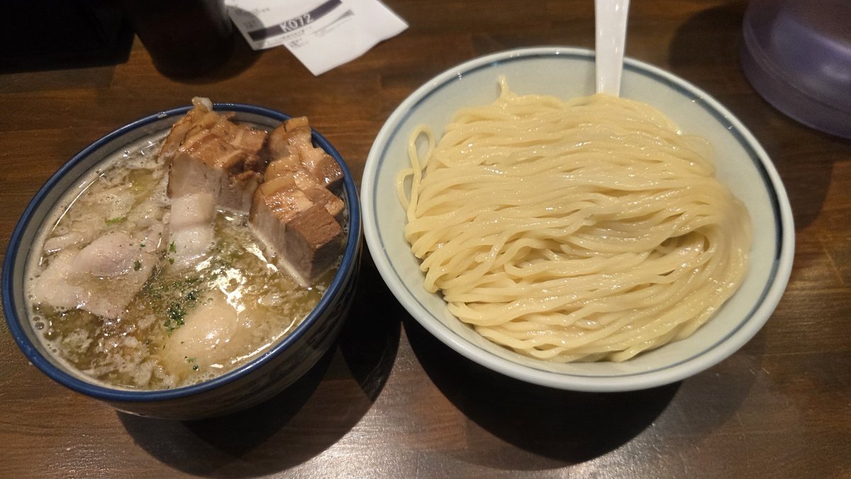 昨日分だが仕事納めで忘年会後、電車で自宅へ戻る前に下車した駅前の立ち呑み屋へ。酔ってたせいで全て飲み食いし終わった後の画像になってしまった。
その後シメでラーメンいっちゃうかと。
めいげんそ
塩つけ麺豚ニンニク 大盛1100円 味玉150円 チャーシュー6枚600円