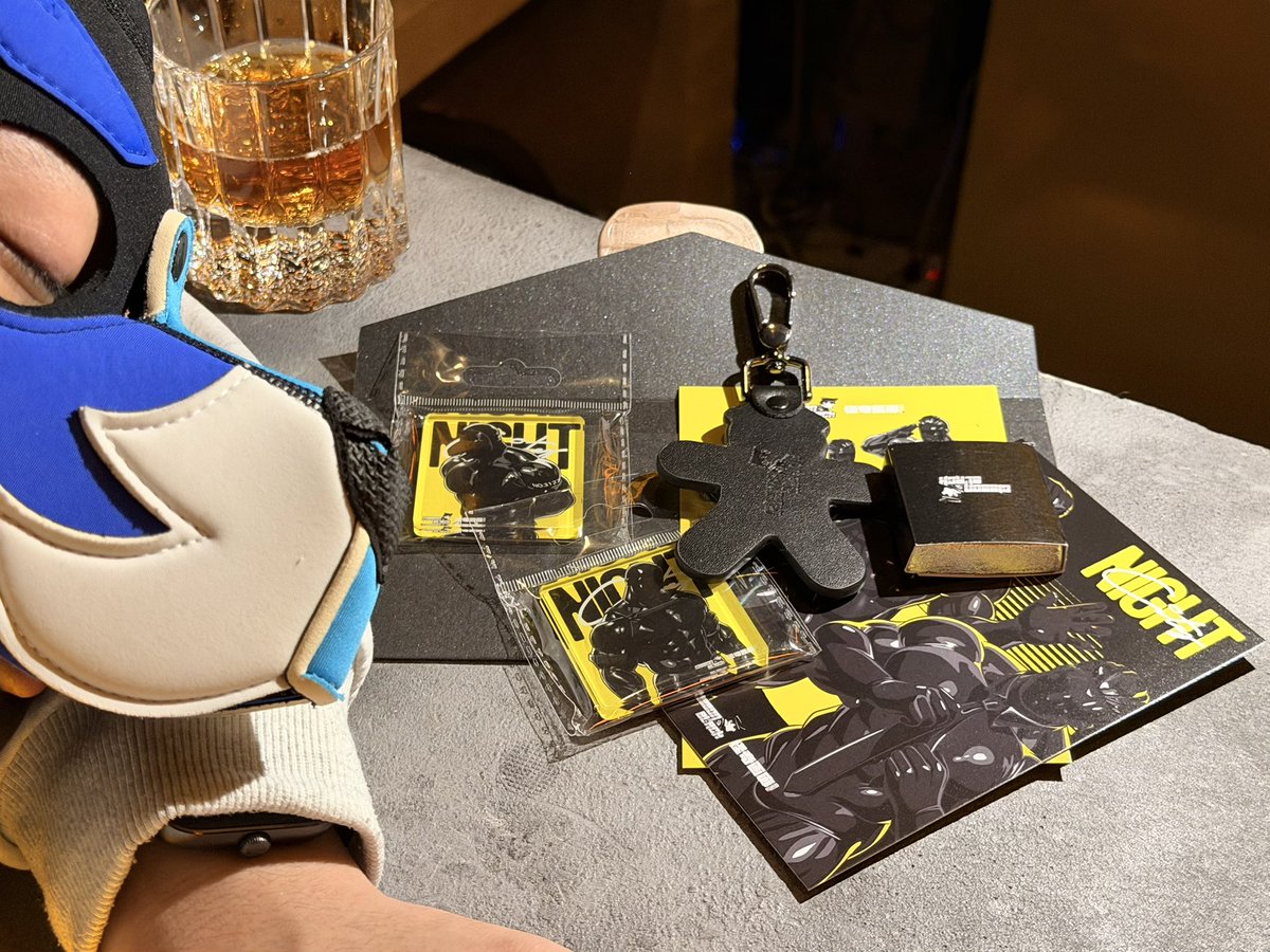 MS_ArkLi's tweet image. 感谢@Gibbon_Black 寄来的定制巧克力

老石头吃了一块就死了😸