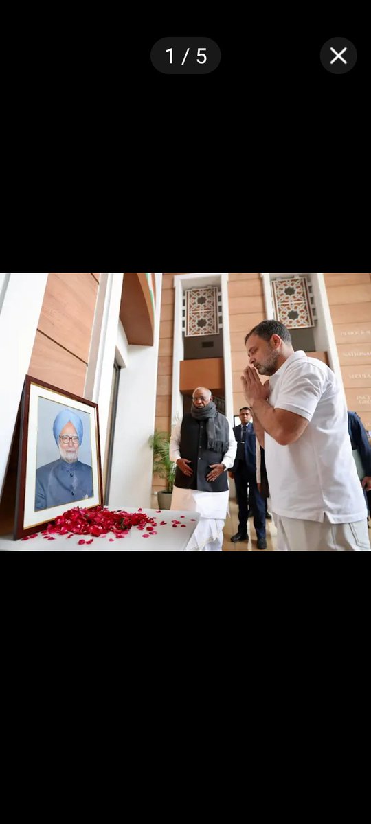 AfanZ1348's tweet photo. @RahulGandhi In this Your photography showing old sick man is waiting and healthy person has not given him first to pay homage. This photograph shows Rahul doesn't respect old sick person he is arrogant.  You are so fool to share photos every action has result and effects. Cause and effect. https://t.co/O6l1XLqlIa