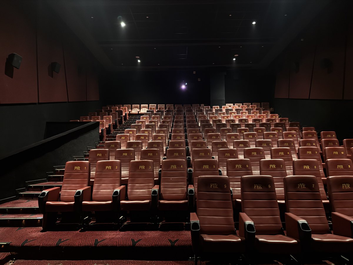 _mrchaturvedi's tweet photo. And they are playing #SarvamMaya in #ScreenIt screen.
#PVRPhoenixCity in Pune has 9 screens, but surprisingly none of them is 4K or Laser for that matter. I donβt want to give unverified info, but I have been told, this cinema is equipped with 2K Xenon projectors in all screens. There are two Gold Class screens (7&8) and a dedicated waiting area for Gold Class. There is 1 4DX screen as well.
Biggest screens are screen 3 and 4 in screen size.