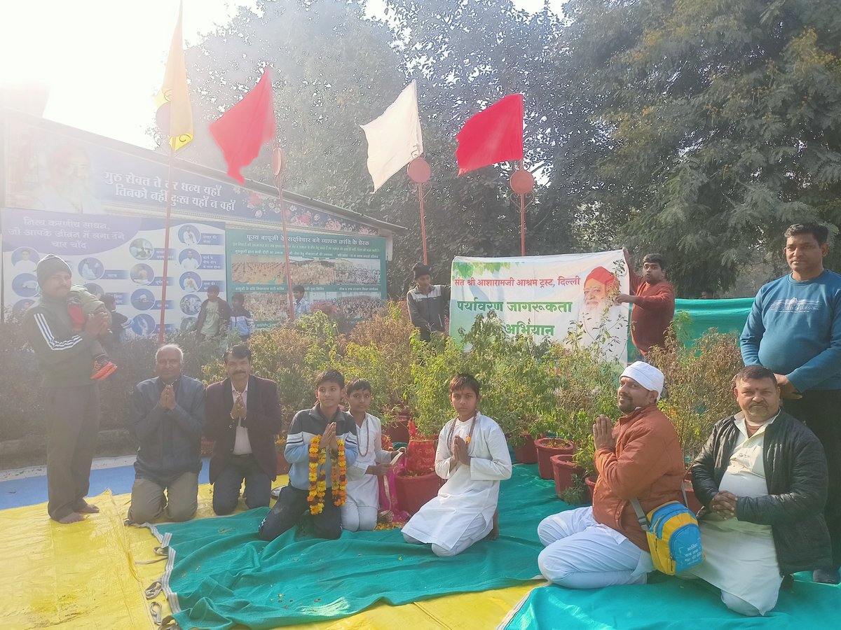 AsaramjiAshram's tweet photo. 25-12-2025, संत श्री आशारामजी आश्रम ट्रस्ट दिल्ली की शाखा गाजियाबाद द्वारा तुलसी पूजन कार्यक्रम आयोजित किया गया। कार्यक्रम के दौरान तुलसी पूजन किया गया तथा उपस्थित जनसमूह को तुलसी के धार्मिक, सांस्कृतिक एवं औषधीय महत्व के बारे में जानकारी दी गई। https://t.co/40FyjvXOT6