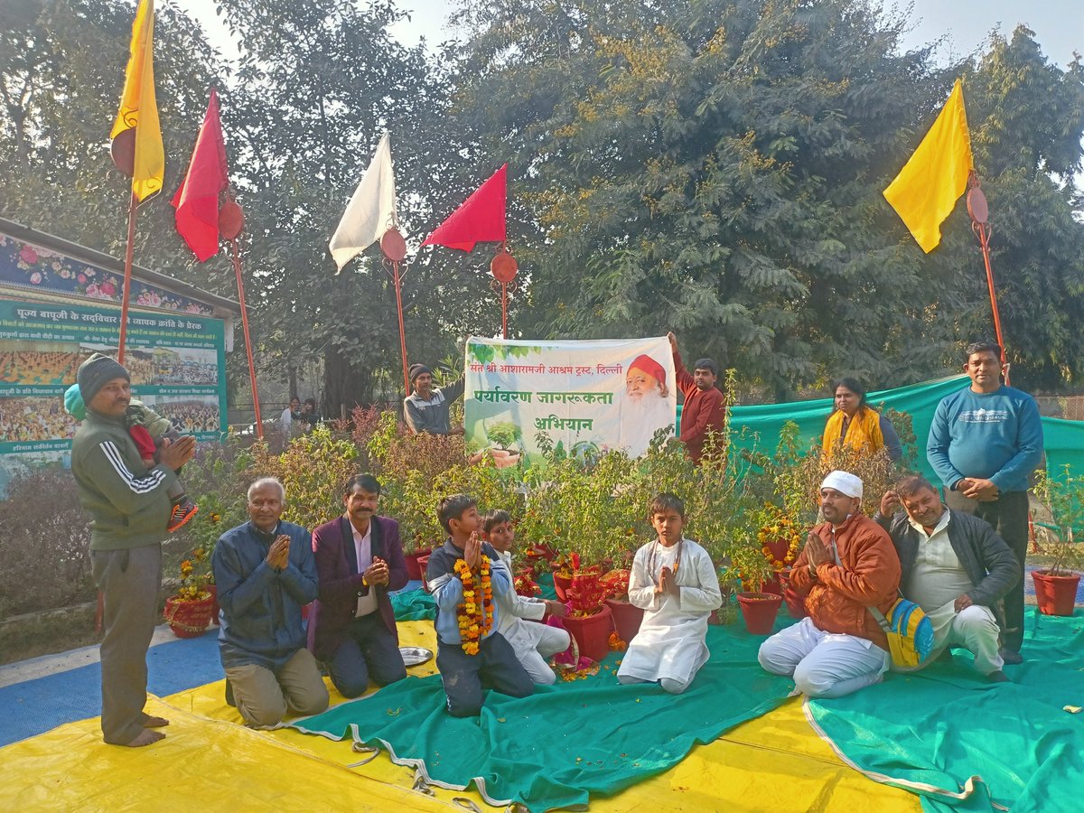 AsaramjiAshram's tweet photo. 25-12-2025, संत श्री आशारामजी आश्रम ट्रस्ट दिल्ली की शाखा गाजियाबाद द्वारा तुलसी पूजन कार्यक्रम आयोजित किया गया। कार्यक्रम के दौरान तुलसी पूजन किया गया तथा उपस्थित जनसमूह को तुलसी के धार्मिक, सांस्कृतिक एवं औषधीय महत्व के बारे में जानकारी दी गई। https://t.co/40FyjvXOT6