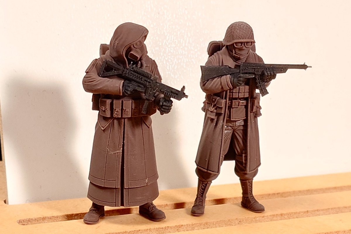 misohagi1013's tweet photo. 「ツギハギ倶楽部」は「C107 1日目(火) 東8 X-55aにて「1/35 カゾルミア歩兵セット」を頒布します
上級兵、下級兵の2体組 1000円
茶黒2色の簡易マルチカラーキット、電熱線紙シート付属
#溶鉄のマルフーシャ
#救国のスネジンカ
ファン創作ガイドラインに準拠し頒布します
https://t.co/qOPAgqXNV5 https://t.co/OAMGsvqn2g