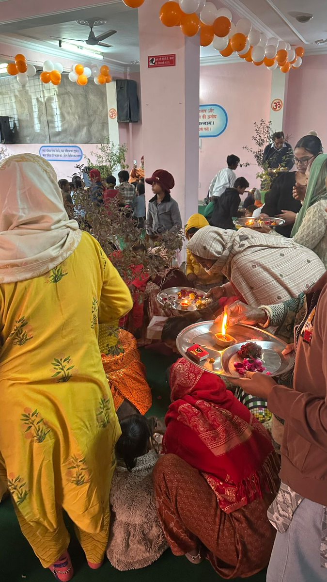AsaramjiAshram's tweet photo. 25-12-2025, संत श्री आशारामजी आश्रम ट्रस्ट दिल्ली की शाखा गुरुग्राम द्वारा तुलसी पूजन कार्यक्रम आयोजित किया गया। कार्यक्रम के दौरान तुलसी पूजन किया गया तथा उपस्थित जनसमूह को तुलसी के धार्मिक, सांस्कृतिक एवं औषधीय महत्व के बारे में जानकारी दी गई। https://t.co/9LhoOYbCqA