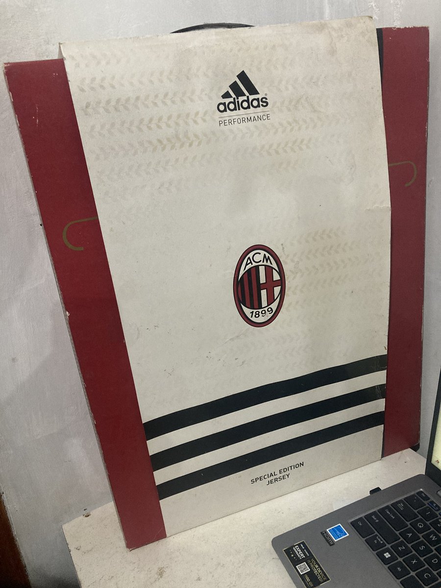 #jersey4sale milan 2010 boxset size l, 3500k bnwt
Detail 082177883068 <a href="/Jerseyforum/">Si Paling Jersey</a>