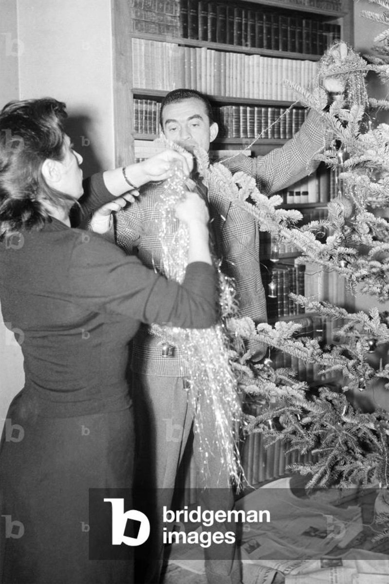 TributeMagnani's tweet photo. Anna Magnani, Luchino Visconti e l'albero di Natale.  Buone Feste 🎄 https://t.co/3kLsKnB9dH