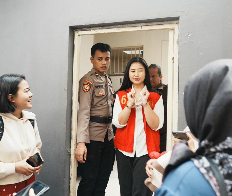 HisyamMochtar's tweet image. Laras hadir di persidangan dengan tangan diborgol. Padahal bukan pembunuh atau maling duit negara. Apakah ini tanda2 ramalan Wanda Hamidah bakal jadi kenyataan?