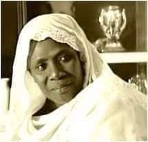 MadiambalD's tweet photo. Adieu Adja Khar Mbaye Madiaga.  Plus qu'une voix enchanteresse, cette icône de la musique sénégalaise était le parfait symbole de nos traditions culturelles et elle trouvait les mots justes pour sensibiliser et engager. Xaleyi ku leen juroon yerem leen (1990) e très autres. https://t.co/dcQc8ntiFT