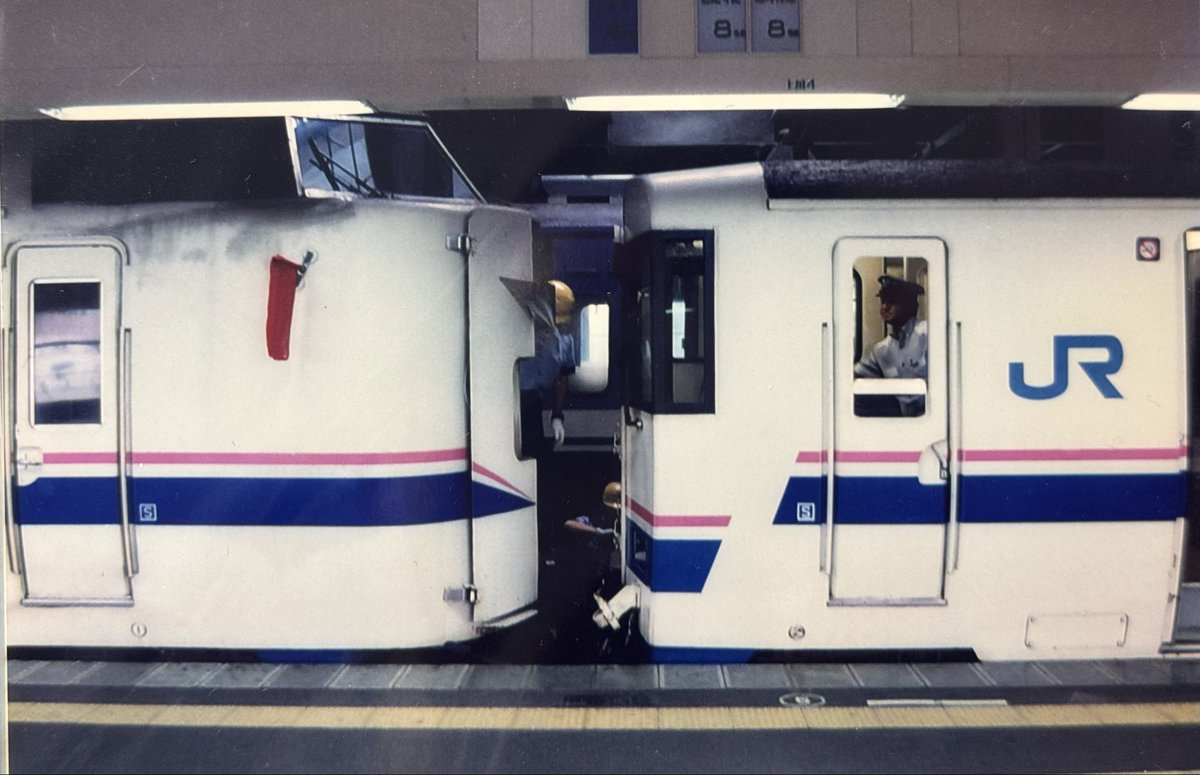 shirokamo_neo's tweet photo. 車体に磁石でくっついてる移動禁止表示がいい味出してます

#前面に貫通扉がある形式を挙げる https://t.co/JbVMJjonGK