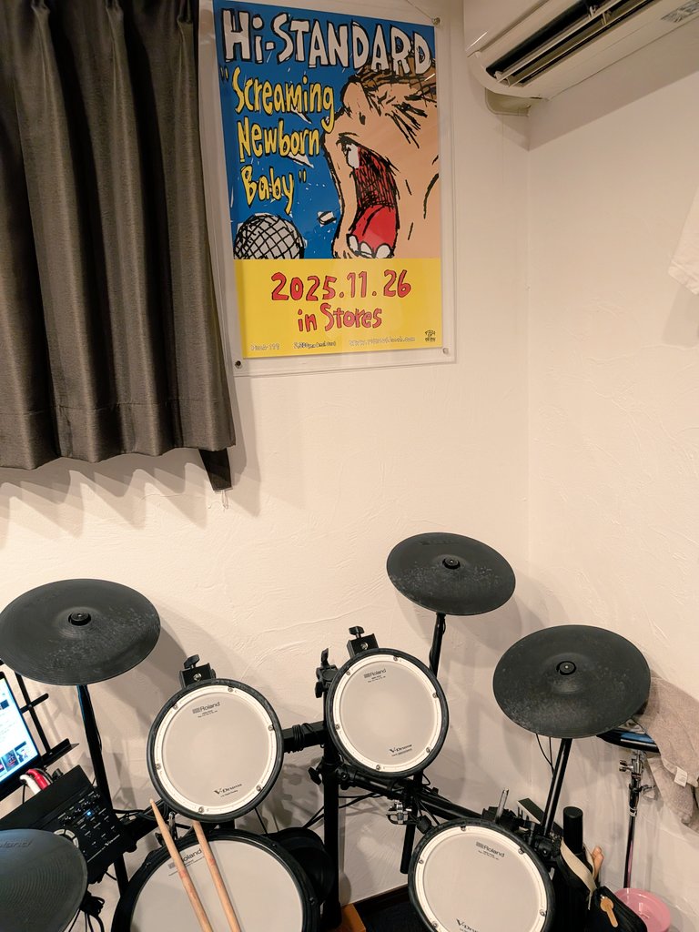 0w1w2w3hiro's tweet photo. 無印のやっと届きました。
ここに貼ってくれと、息子が言うもんで、早速設置しました。来年ライブで見たいなぁ。
#ハイスタ
#HISTANDRAD https://t.co/u8JBf4P08s