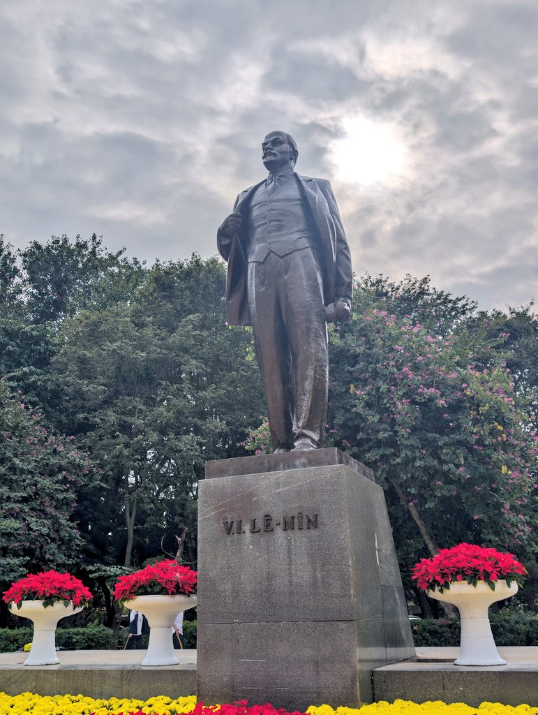 後光輝くレーニン像