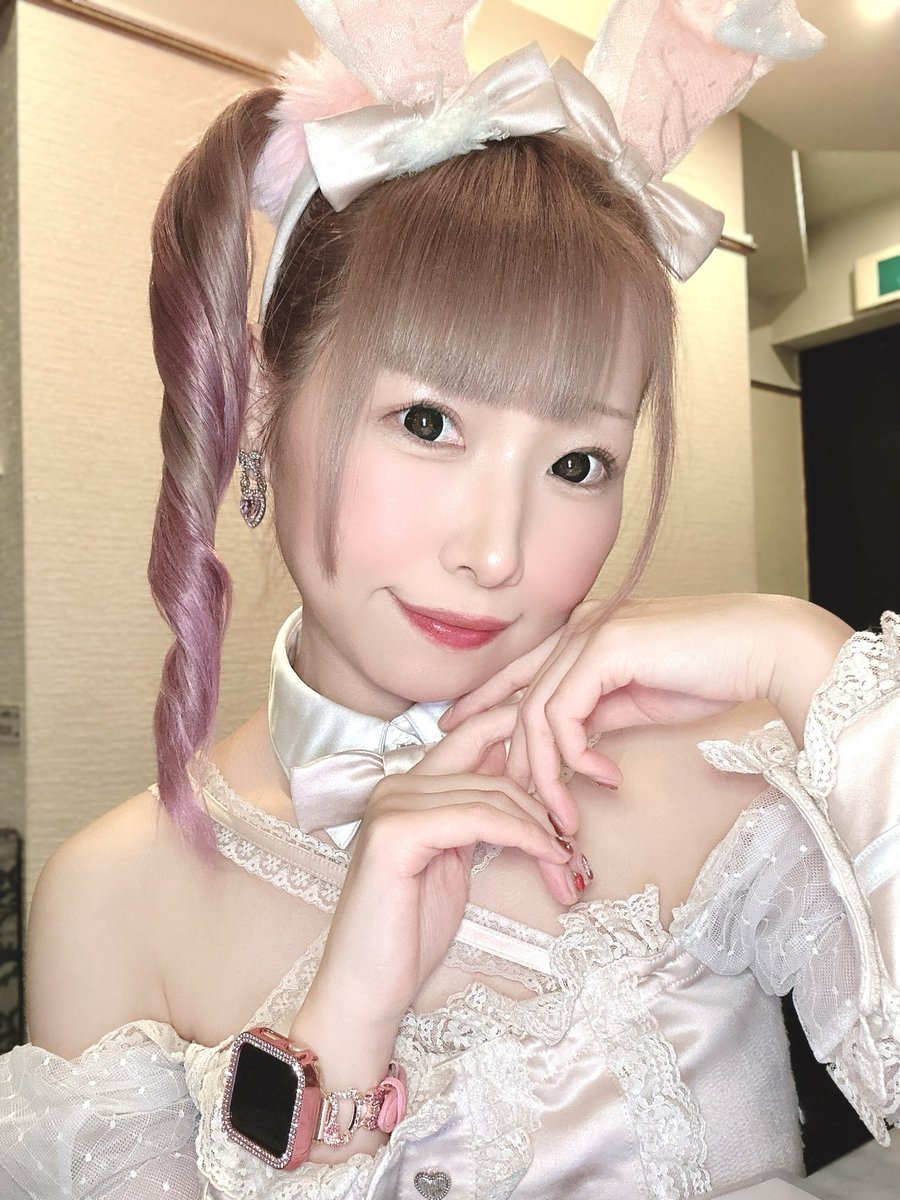 yuka_nyohu_'s tweet photo. 王子🤴🏻から
シロもらったよぉ🐶✨

他差し入れやお手紙💌も
ありがにょぉ💕

あとたりらびステッカー🐰
まさかのもう1種の方も笑
欲しい方はお土産にもらってください🎁

今日はチョココロネヘアです🥐
ツインテでやってみるかな👧🏼

にょふ空いたので配信やるかね🎥

そして明日営業なったよ🈺 https://t.co/fNOsyLK3cv