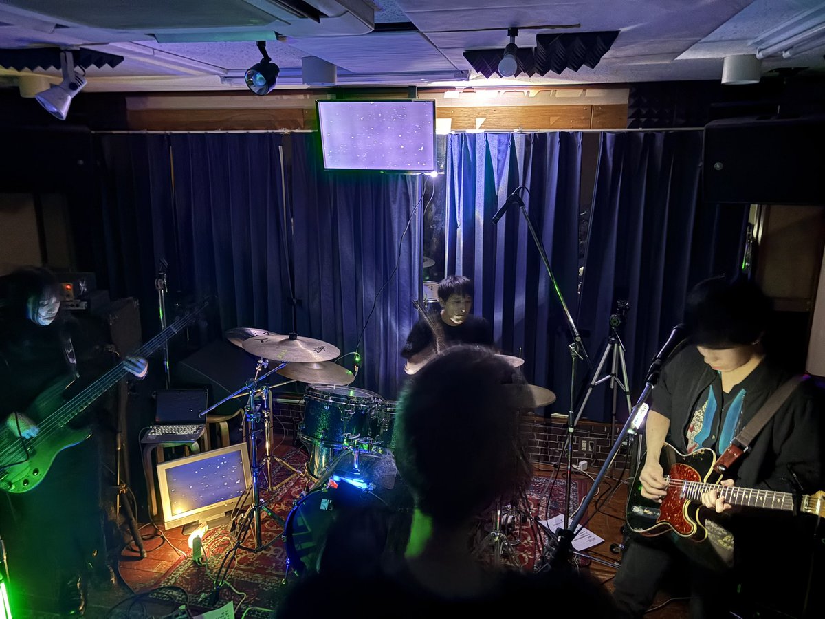 今日はアオイユミさんところの<a href="/A_To_Fade_In/">A To Fade In</a> と<a href="/Arabz_band/">Arabz</a> のスタジオライブへと。どっちもかっこよかったなあ…ユミさんめっちゃドスが効いた演奏してて凄かった