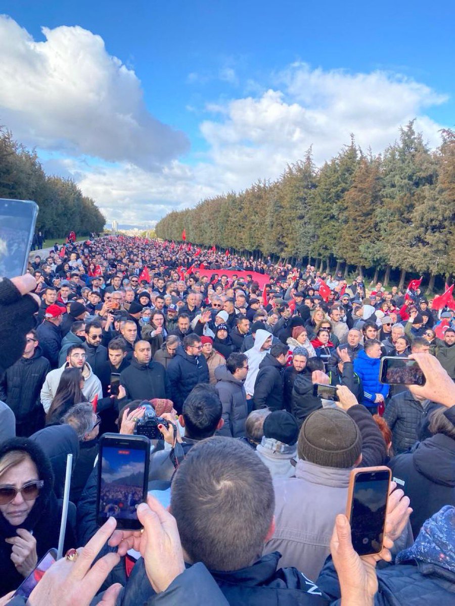 🔴 Açılıma karşı olan binlerce yurttaş Anıtkabir’e giderek Gazi Mustafa Kemal Atatürk’ün huzurunda yemin tazeledi..