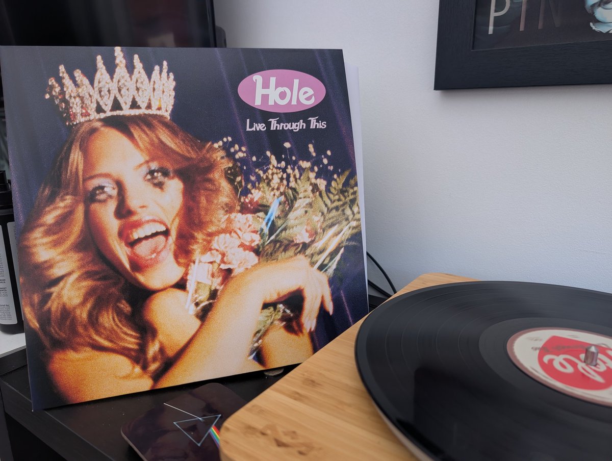1000 album challenge 🎧

#653

Live through this by @hole

Classic album made to play loud. Loved this and it's follow up celebrity skin.

Fav tracks: Asking for it &amp; doll parts

#1000albums
#hole
#vinylrecords