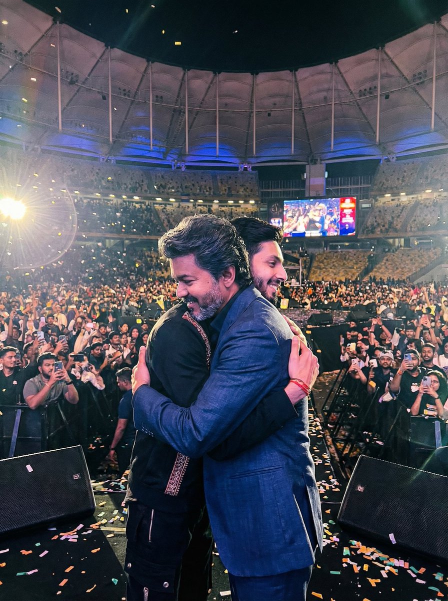 EvildeadReturns's tweet photo. அவர் சூப்பர் ஸ்டார் என்னும் பட்டதுக்கும் மேல நிக்கிறாரு. 🔥🔥 

அவரின் நிழலை தொடுவது கூட இங்கு பலருக்கும் கனவு தான். 

#JanaNayagan #JanaNayaganAudioLanuch #JanaNayaganPongal #JanaNayaganFromJan9 

@actorvijay https://t.co/IHM1NLSNja