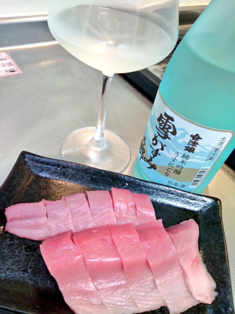 週末の一献。会津娘 雪がすみの郷

香りはスッとメロンや苺のよう。口に含むとフレッシュな甘旨味が広がり余韻はスッとシームレスな苦酸味でキレていきます。

フレッシュな爽やかさを纏いつつ苺のような甘味に爽やかな酸味のキレ具合は素直に魅力的ですね✨アテはハガツオにお刺身と頂きます😋