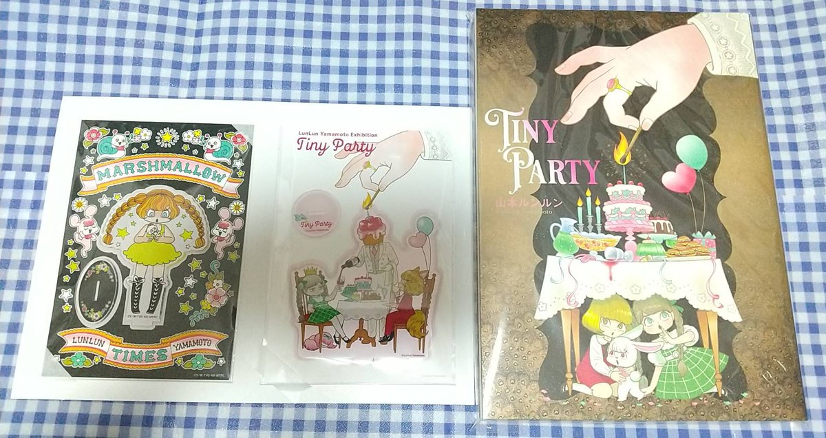 dolly_doriru's tweet photo. メリークリスマスでした🎅🎄
今年の自分から自分へのクリスマスプレゼントは山本ルンルン先生の個展『Tiny Party』で発売された図録とアクリルスタンドです🎁  
現地行けなかったので事後通販。通販初日に注文したけどフェルナンドぬいぐるみは既に完売してて残念すぎた😭 続 ＃山本ルンルン個展2025 https://t.co/bH0OK1iPEw