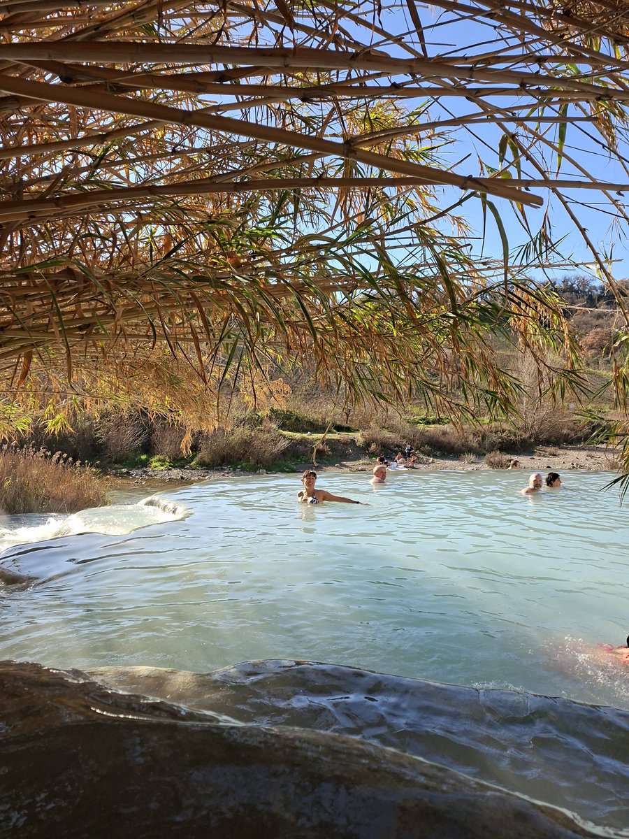 Zoss atbrauca uz Itālijas populārāko karsto avotu- Cascate del Mulino. Ūdens temperatūra te ir ap 37° C, ir skaists ūdenskritums,  kaskāde ir plaša un vietas pietiek visiem apmeklētājiem. Īpaši forši, ka šī vieta ir bezmaksas. Zosī ļoti patika!