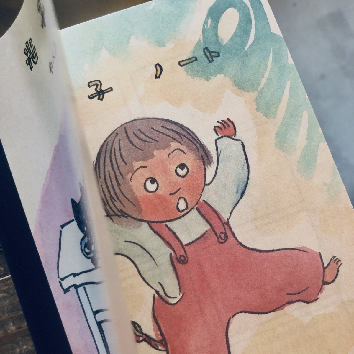 1970年代のなかばから後半、東京は高度成長期の景気に沸くなかで、みつのり氏はどんづまりだったという。幼い我が子が世界と出会い、さまざまなことに触れて知っていく過程はなんとも面白く、そのすべてを記録するかのように描き続けたノート。どこを見ても豊かな気持ちになれることうけあいです。