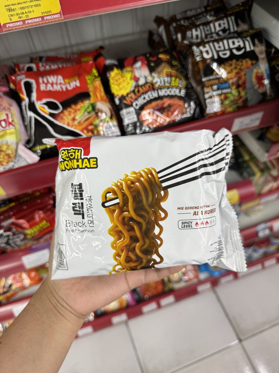 nanaspineapel's tweet image. Bener bener modal impulsif kepincut beli makanan karena bungkusnya paling sepi diantara semua bungkus ramen di rak wkwk 

Tapiiii pas nyobain rasanya TAKBIRRRR pedesnya mantepp tp masih bisa dinikmatin, ga kayak pedes mulut tetangga😂