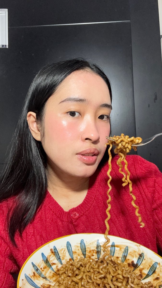nanaspineapel's tweet image. Bener bener modal impulsif kepincut beli makanan karena bungkusnya paling sepi diantara semua bungkus ramen di rak wkwk 

Tapiiii pas nyobain rasanya TAKBIRRRR pedesnya mantepp tp masih bisa dinikmatin, ga kayak pedes mulut tetangga😂