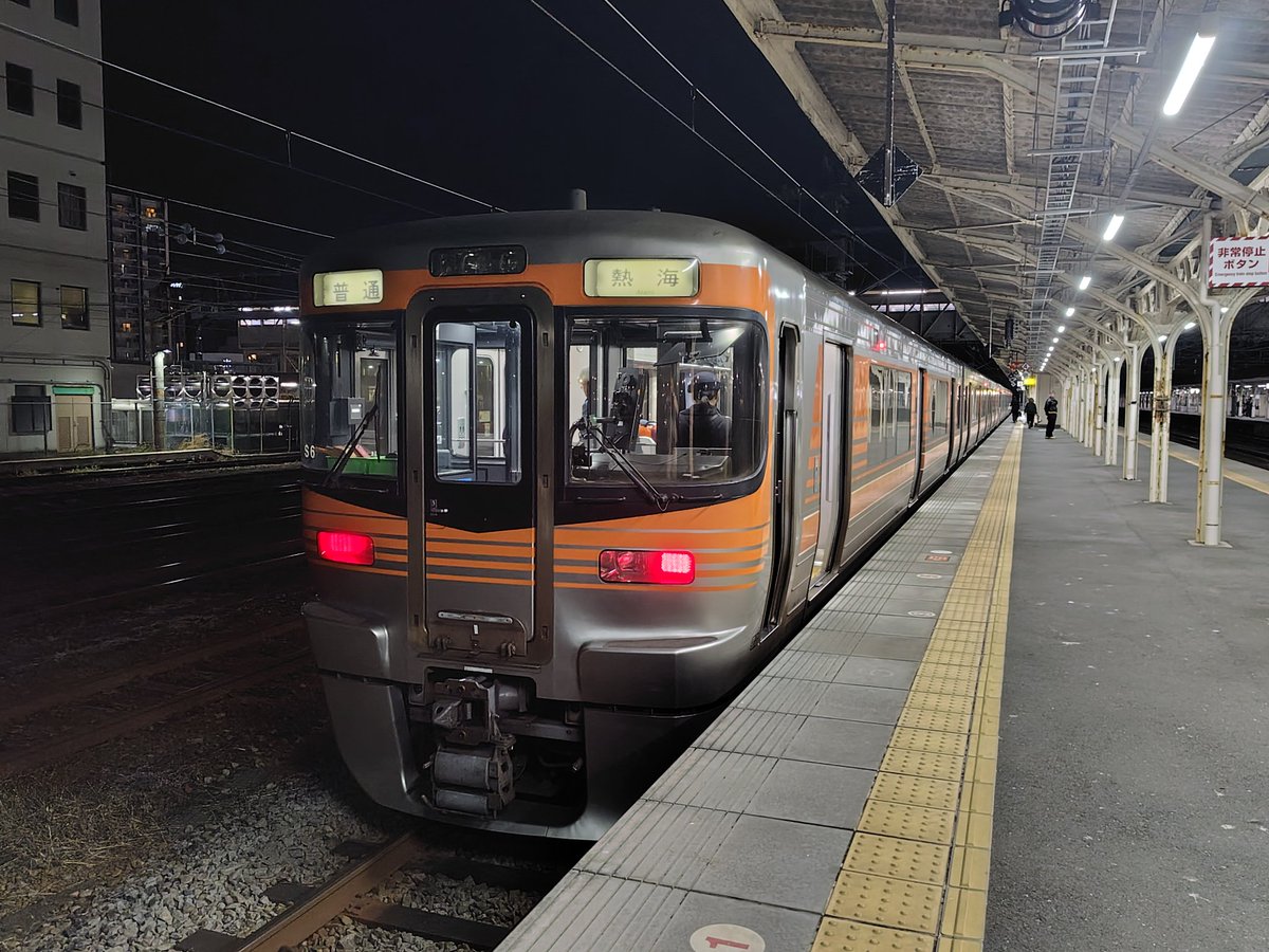 静岡から313系8500番台に乗車 写真は、沼津でしばらく 止まってるとき