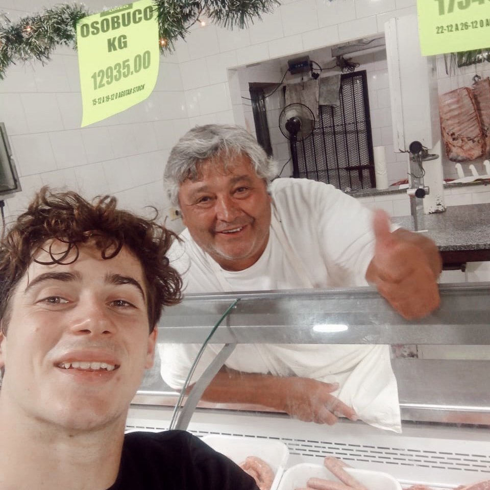 Las fotos de Franco Colapinto con vecinos de San Andrés de Giles, la localidad donde el piloto argentino se encuentra de vacaciones.