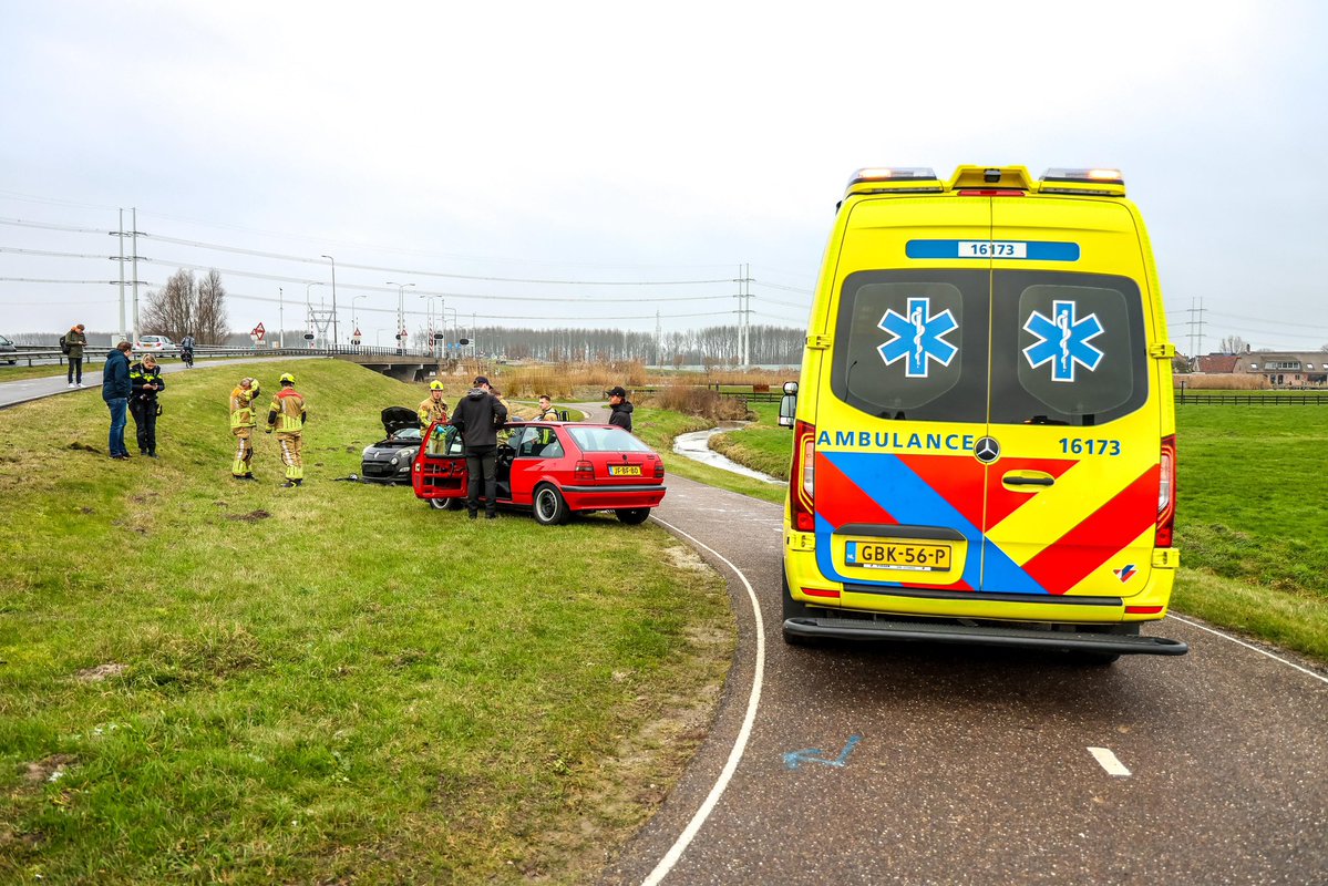 Auto raakt van de weg door gladheid