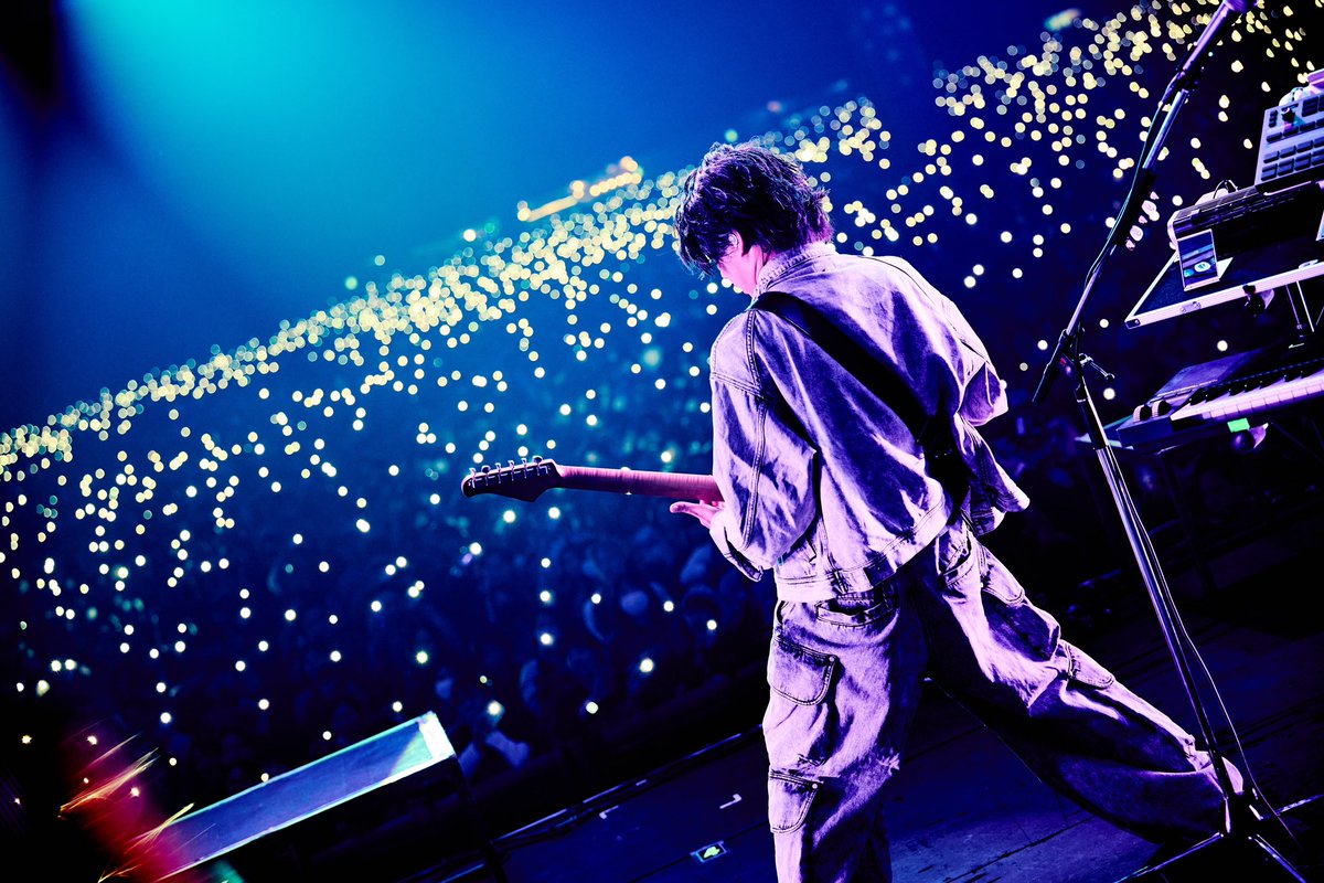 So_Nb_Gt's tweet photo. COUNTDOWN JAPAN 25/26
最高なライブ納めでした‼︎

今年も沢山音楽をギターを演奏することができた、
それは皆んなが観たい、聴きたいと言ってくれているからであって当たり前なことじゃ無い。
本当にありがとう。
愛を届けてくれてありがとう。
みんなの大切な人生を、時間をくれてありがとう。
来年もNovelbrightのファンでよかった
出会えてよかったと思えるような
ステージを未来を作っていきます！
またね！

Photo @KeecoRoma