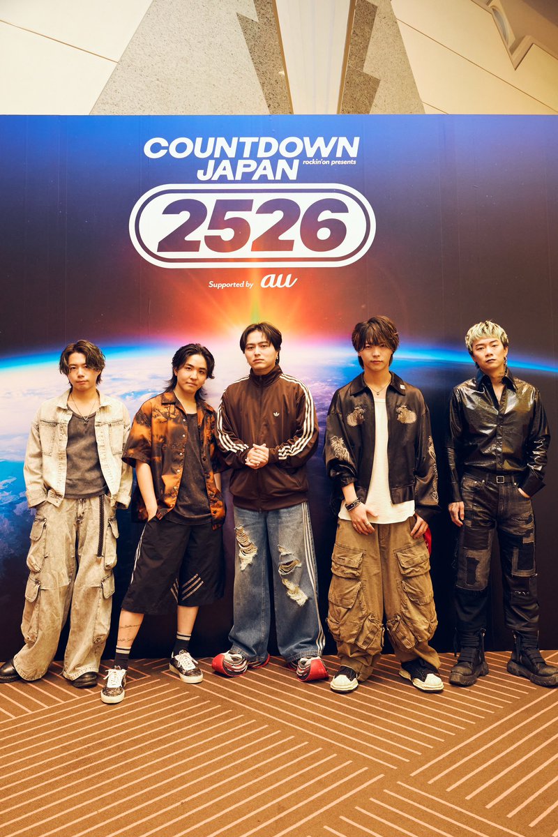 So_Nb_Gt's tweet photo. COUNTDOWN JAPAN 25/26
最高なライブ納めでした‼︎

今年も沢山音楽をギターを演奏することができた、
それは皆んなが観たい、聴きたいと言ってくれているからであって当たり前なことじゃ無い。
本当にありがとう。
愛を届けてくれてありがとう。
みんなの大切な人生を、時間をくれてありがとう。
来年もNovelbrightのファンでよかった
出会えてよかったと思えるような
ステージを未来を作っていきます！
またね！

Photo @KeecoRoma
