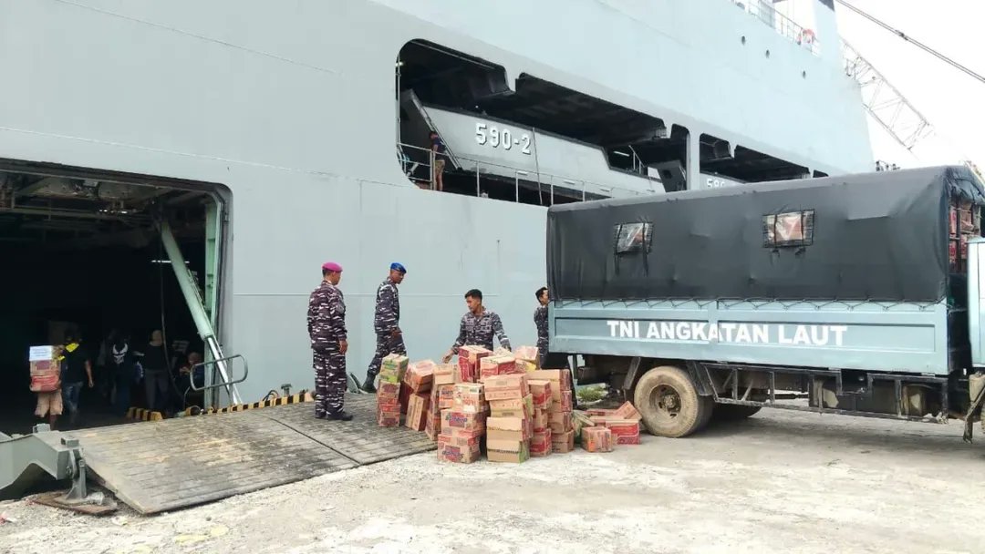 Puspen_TNI's tweet photo. TNI AL @_TNIAL_ berkomitmen dalam melaksanakan Operasi Militer Selain Perang (OMSP), khususnya pada tugas kemanusiaan dan bantuan bencana, kali ini TNI AL mengerahkan KRI Makassar-590 untuk mendukung penanggulangan bencana alam di wilayah Aceh. Jumat (26/12).

Kapal perang jenis Landing Platform Dock (LPD) tersebut sandar di Pelabuhan Krueng Geukueh, Kecamatan Muara Satu, Kota Lhokseumawe, Aceh, dengan membawa bantuan logistik bagi masyarakat terdampak bencana. Kehadiran unsur KRI ini sekaligus memperkuat kesiapsiagaan dan mobilitas unsur laut dalam mendukung percepatan distribusi bantuan di wilayah terdampak.

Komandan Lanal Lhokseumawe, Kolonel Marinir Bondan Wahyu Adi, https://t.co/BJB0dcR4Wk.Opsla, menyampaikan bahwa kedatangan KRI Makassar-590 memiliki peran strategis dalam mempercepat distribusi bantuan dan pemulihan pascabencana di Aceh.

“Kehadiran KRI Makassar-590 di Pelabuhan Krueng Geukueh bertujuan untuk membantu penanggulangan bencana alam di Aceh dengan membawa logistik yang dibutuhkan masyarakat. TNI Angkatan Laut akan terus bersinergi dengan seluruh unsur terkait untuk memastikan bantuan dapat tersalurkan secara cepat, tepat, dan aman,” tegas Danlanal.

Melalui pengerahan KRI Makassar-590, TNI AL menegaskan perannya sebagai garda terdepan pertahanan laut yang adaptif dan responsif terhadap dinamika lingkungan strategis, sekaligus hadir membantu masyarakat dalam situasi darurat yang sejalan dengan perintah Presiden RI Prabowo Subianto dan Kepala Staf Angkatan Laut (Kasal) Laksamana TNI Dr. Muhammad Ali.

#tniprima
#tnirakyat
#indonesiamaju
#tnisiagabencana