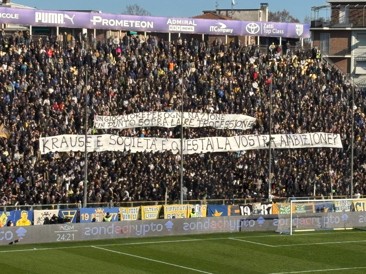 guglielm87's tweet image. Tante 'bandiere', pochi risultati: il Tardini accusa #Krause. Il duro striscione esposto durante #ParmaFiorentina riassume il malcontento della tifoseria. Un messaggio anche in vista dell'imminente mercato