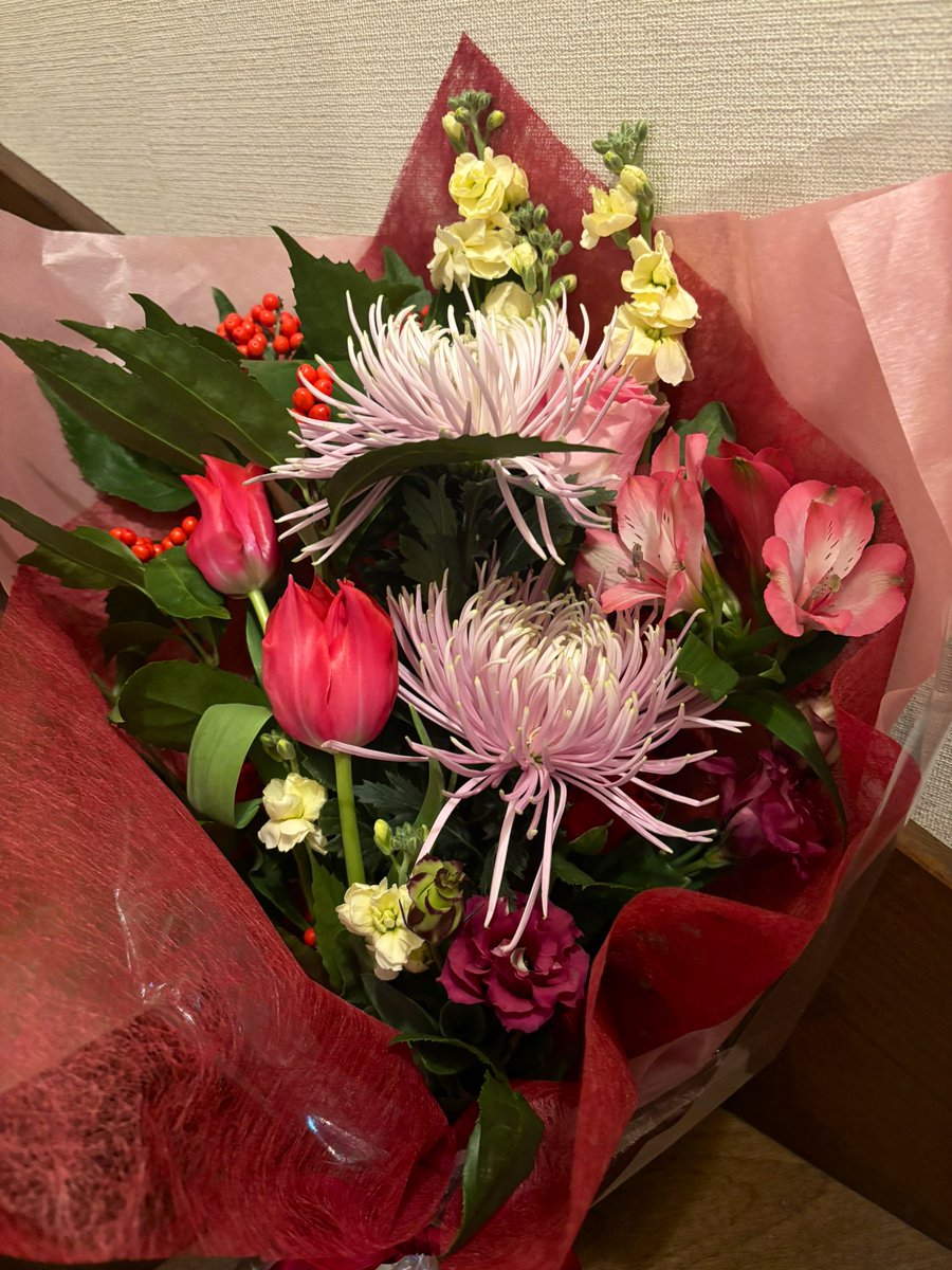 昨日は、最後の出社日。これで会社生活にも一区切り。花束💐を2つもいただきました。
ひとつはお正月バージョン🎍になってしまって、と恐縮されたけれどこんな和風の💐も素敵。
人生最後の花束かな🤣
今は、淋しさよりも開放感🙌