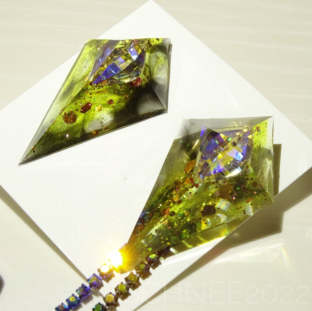 本日のお買い物！
年末のご挨拶できて良かったUPONさん♡ニンゲン用のピアスとダブルフィンガーリング！
この、この美しさが伝わるだろうか…
リング内の宇宙に一目惚れしてしまった…
ピアスもキラッキラで大満足✨
来年もよろしくお願いしまーす✌