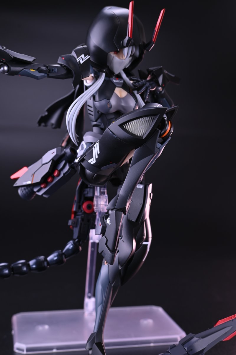 立ち姿
できるだけ女の子×メカ仕様になるよう部分的な肌の露出とメカニカルな部分を組み合わせるようミキシングしてみました。
脇にスリットや脚部のメッシュなどを入れ吸排気機能などイメージで入れてます。（２/３）