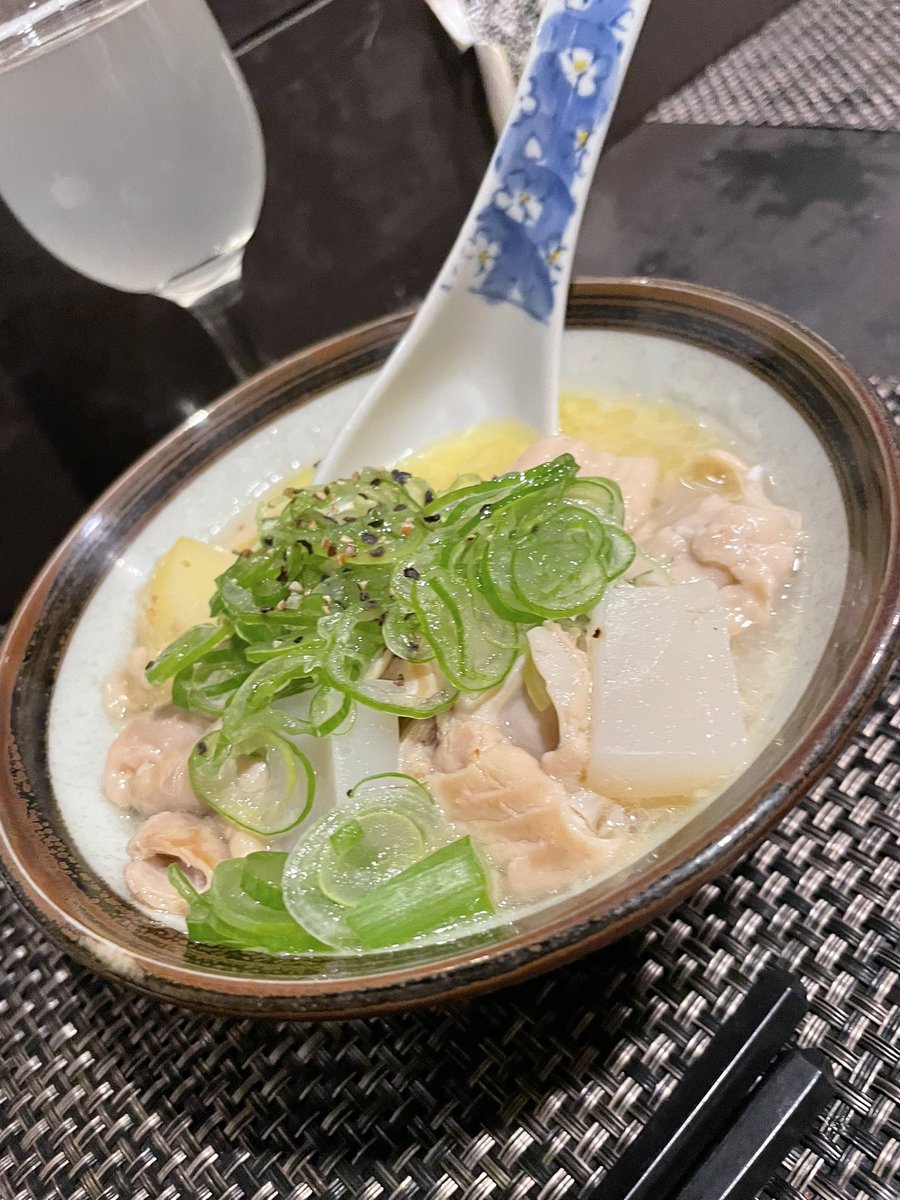 miso_pan's tweet photo. 4軒目
ずっと食いたかった塩バタもつ煮
串はつくね、せせり、レバー、のこ
常連さんとオタク話しながら美味しくいただきました♪ https://t.co/sVdYdgUi6w