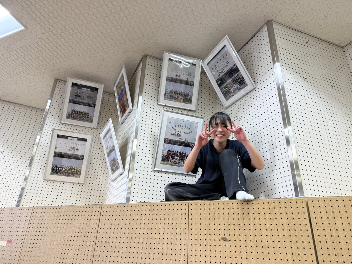 okudamb's tweet photo. 年内最後の練習が終わりました。

もちろん大掃除。お家の掃除はめんどくさいけど、部室の掃除は過去に使ったものが出て来たり、雑巾レースをしたりと大盛り上がりです！ https://t.co/sANfWoGQs1