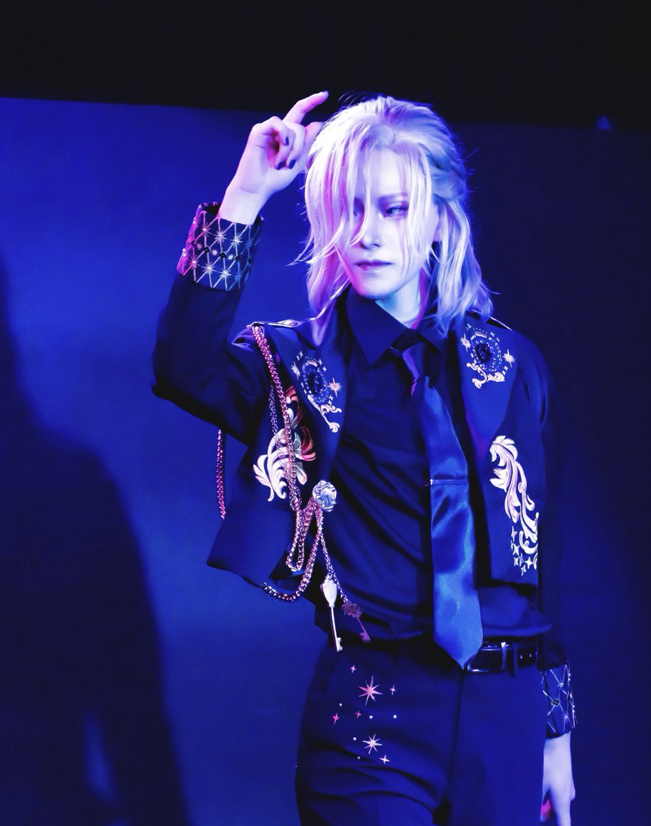 cos/twst
Vil
よい感じに撮っていただいた…🙏(でも絶対ポム寮曲踊ってる顔じゃない)
#ねじダン