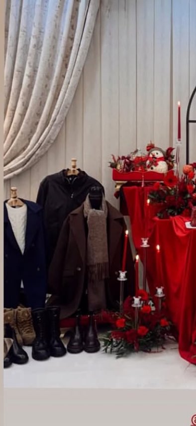 یعنی کَدّی‌تر از این سبک کادو بردن و خنچه بردن و یلدایی بردن و دیزاین کردن لباس نیست و نبوده! چقدر کدی چقدر  فقر فرهنگی و بی کلاسی باورم نمیشه انقدر دیدن پالتو و کت این شکلی کریهه و زشت و مستهجنه حد نداره. مثل آدم بذارید توی بگ یا باکس بدبختای ندید بدید کدّی