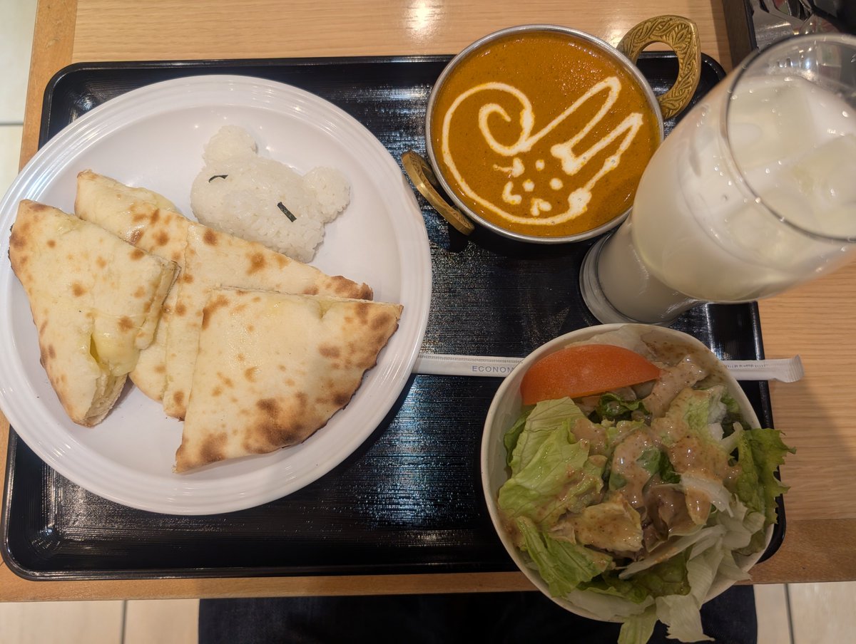 kacky_star_yapp's tweet photo. ライブの前に、 #ilpleut が紹介していたカレー屋の印度さん
クマとカレーアート(?)が可愛いし、バターチキンとチーズナン美味しかった😋
美月ちゃんパネル❤️ https://t.co/EBgX6x2Jb5