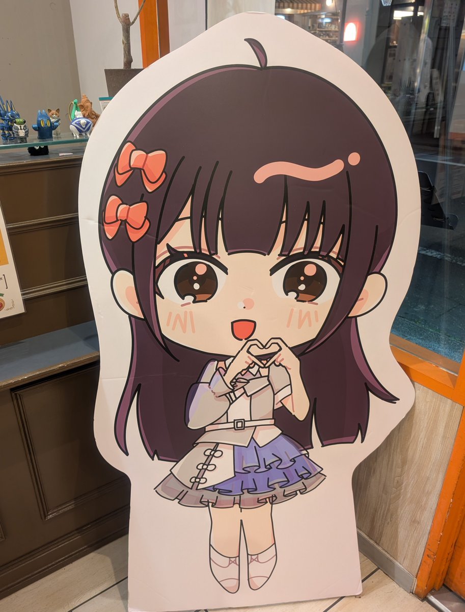 kacky_star_yapp's tweet photo. ライブの前に、 #ilpleut が紹介していたカレー屋の印度さん
クマとカレーアート(?)が可愛いし、バターチキンとチーズナン美味しかった😋
美月ちゃんパネル❤️ https://t.co/EBgX6x2Jb5