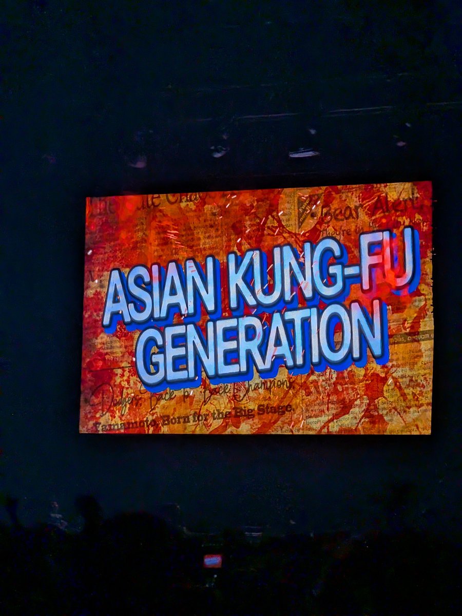 サカナクション良過ぎて感極待って
隣の女の子にグータッチしそうになったけど
一瞬冷静になって
そんなんしていい訳が無いから
拳下げようとしたら
隣の兄やんがグータッチしてきた
ありがとう　あんた誰やねん　
レディクレ　終