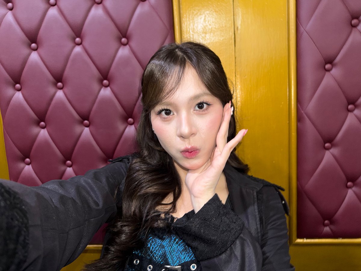 _zeeasadel's tweet image. tft? wkwk alias happy graduation cigree! @S_GraciaJKT48 🤍🤍