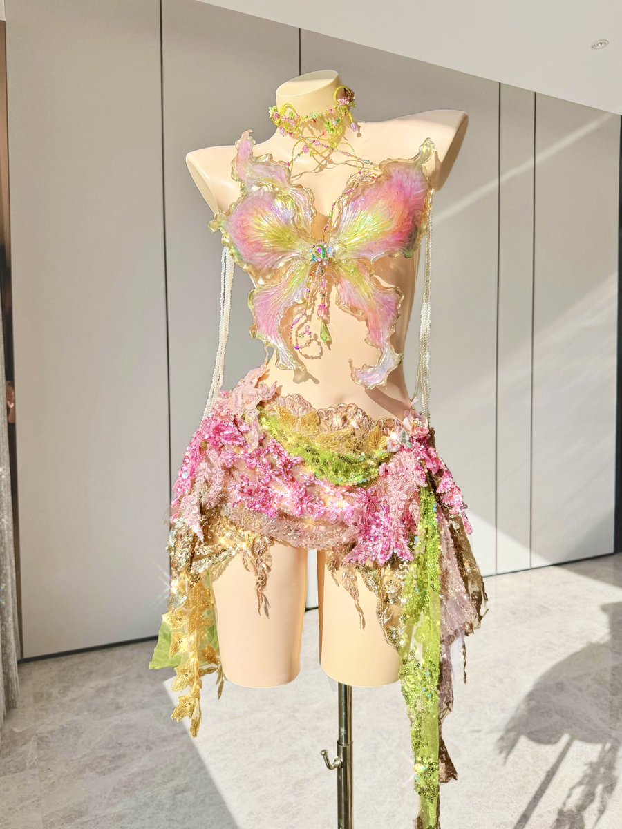 mermaid_lucia_'s tweet photo. Iridescent Fantasy Sculpted in Light 🌸✨🫧
#couture #fantasyart #artfashion #resinarwear #MermaidLucia #ziwuartemis
🎁👉https://t.co/FxixRBYRV8 https://t.co/aB8gwrTum2