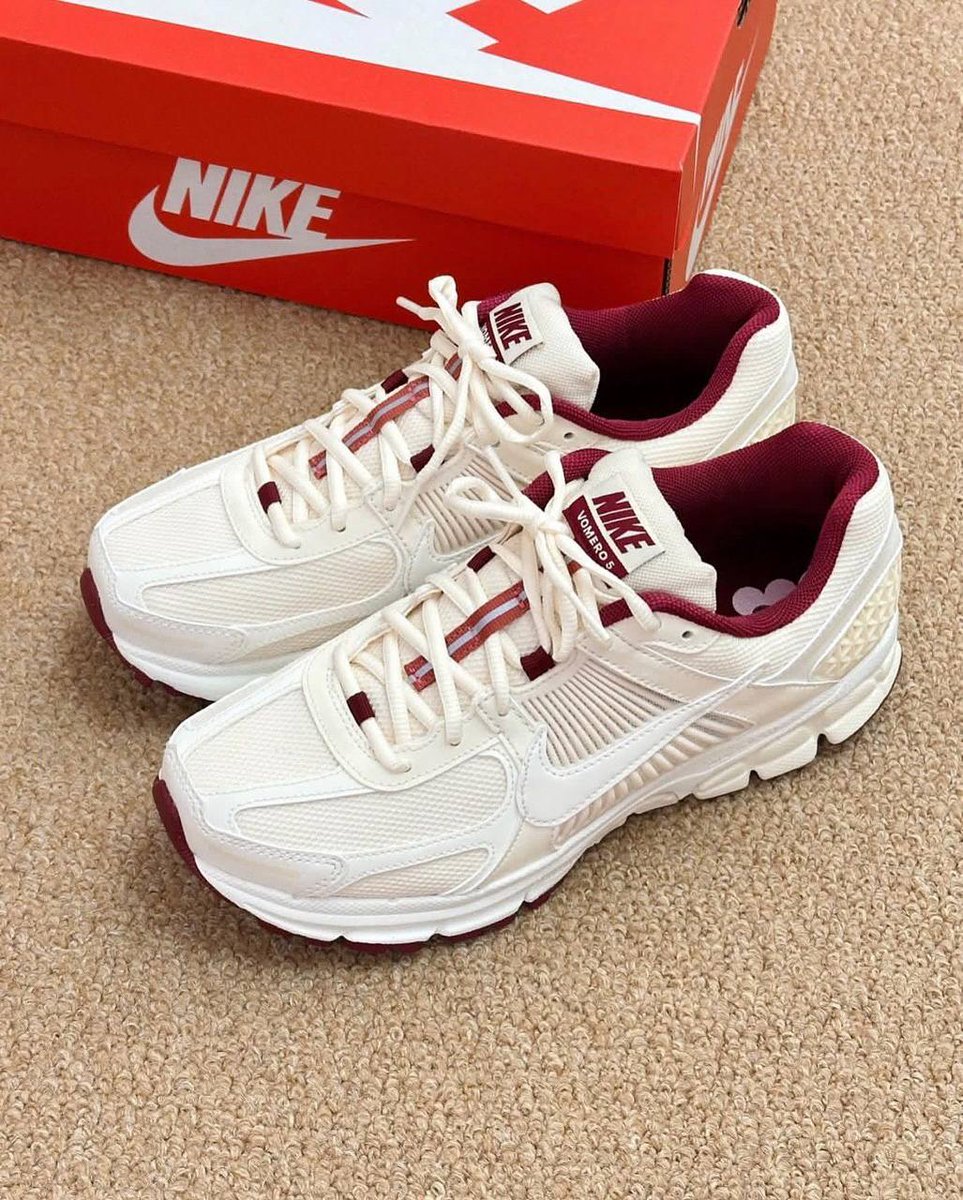 xalivyy's tweet image. Really obsessed with the Nike Vomero 5 in Valentine’s Day vibes — cute but still sporty🌸🌷