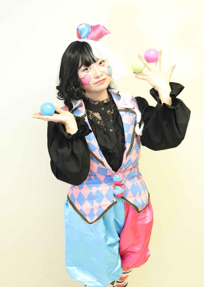 P1nky_Ray's tweet photo. 🤹🏻‍♀️プルチネッラ・ピエロ さんしか🤹🏻‍♀️

サーカスといえば！なピエロちゃん
その愛らしさにみんなメロメロになること間違いなし！
けれどそのお顔のに見え隠れする残虐さが…？

役を愛する気持ちは座組一
その愛がここまでのキャラクターを作り上げました
彼女の特技も必見です✨ https://t.co/g1Aq6RB0KC